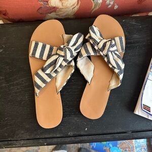 Striped Bow Slide Sandals - Black and Tan